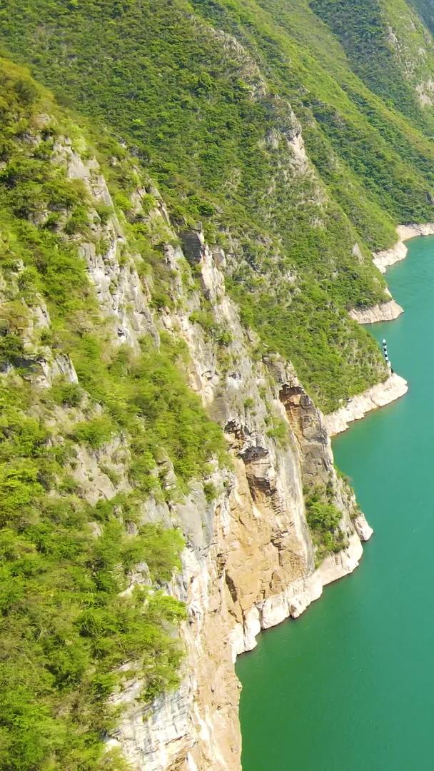 航拍长江游轮驶过峡谷视频的预览图