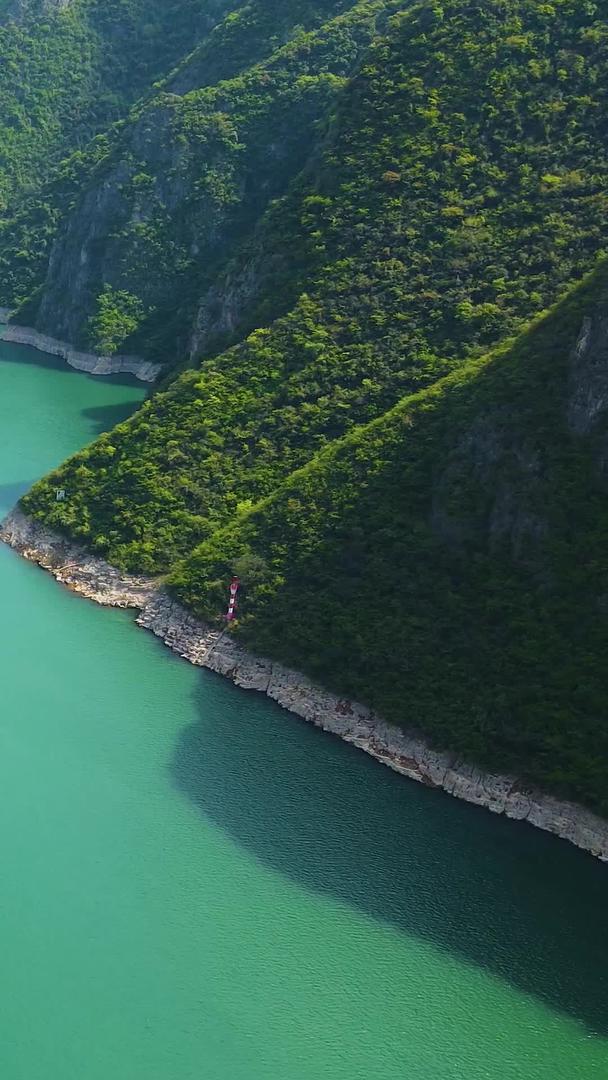 航拍长江游轮驶过峡谷视频的预览图