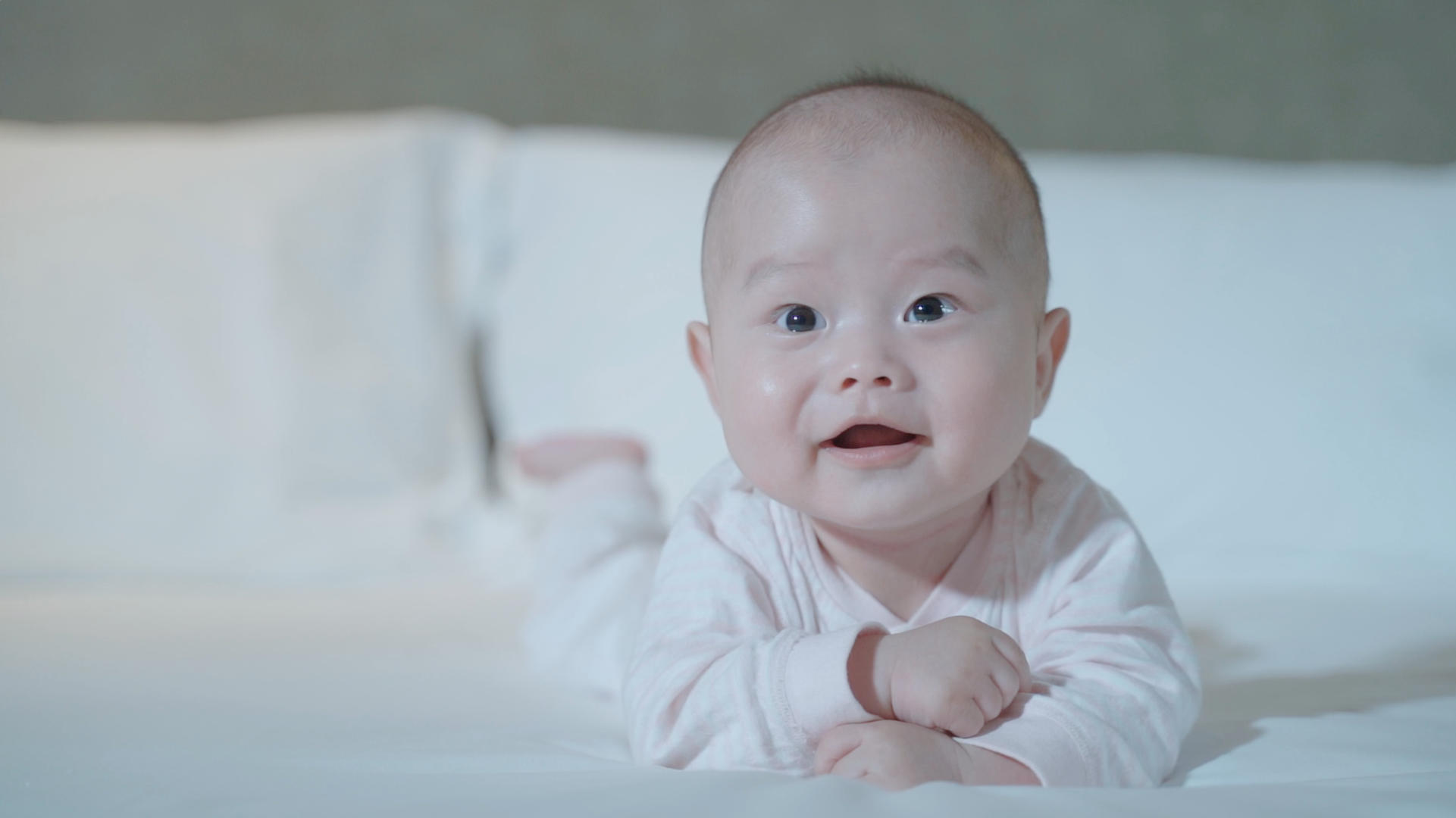 4k宝宝趴在床上开心的笑视频的预览图