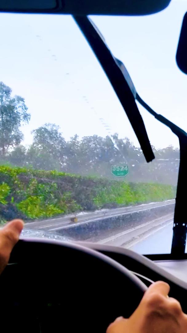雨中自驾游车内视角视频的预览图