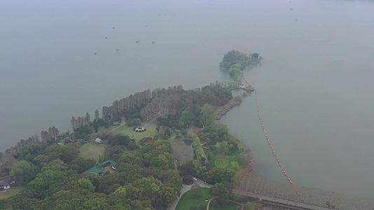 航拍春天的武汉东湖绿道视频的预览图