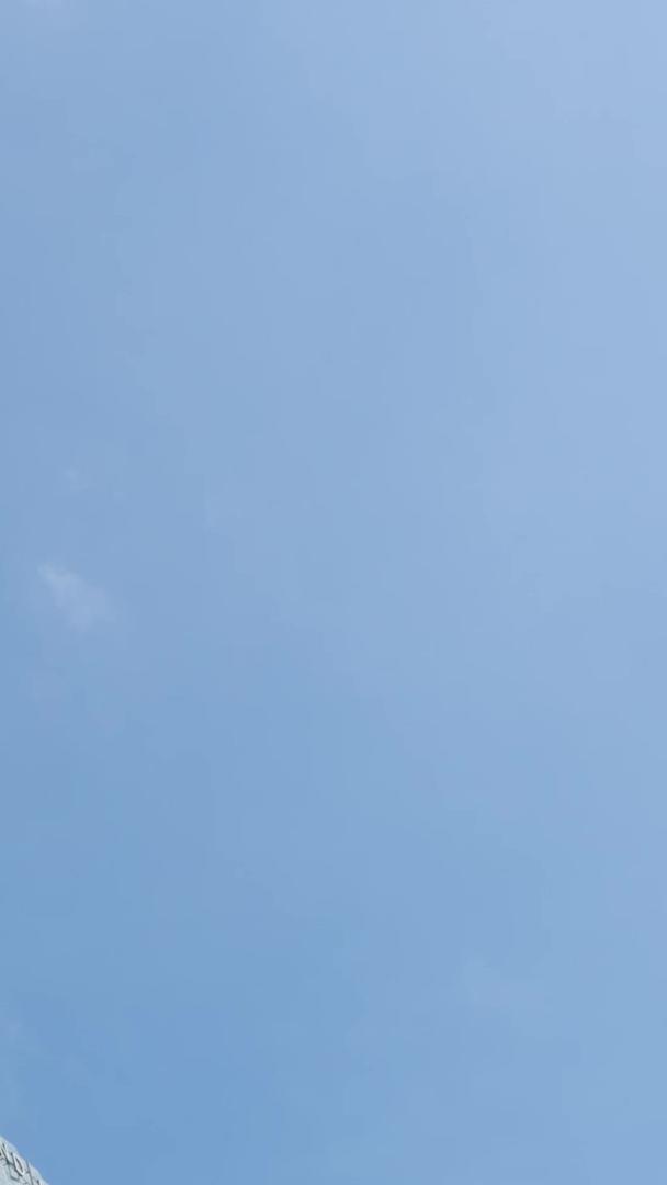 西安高科技cbd迈科车流及白云延迟视频的预览图