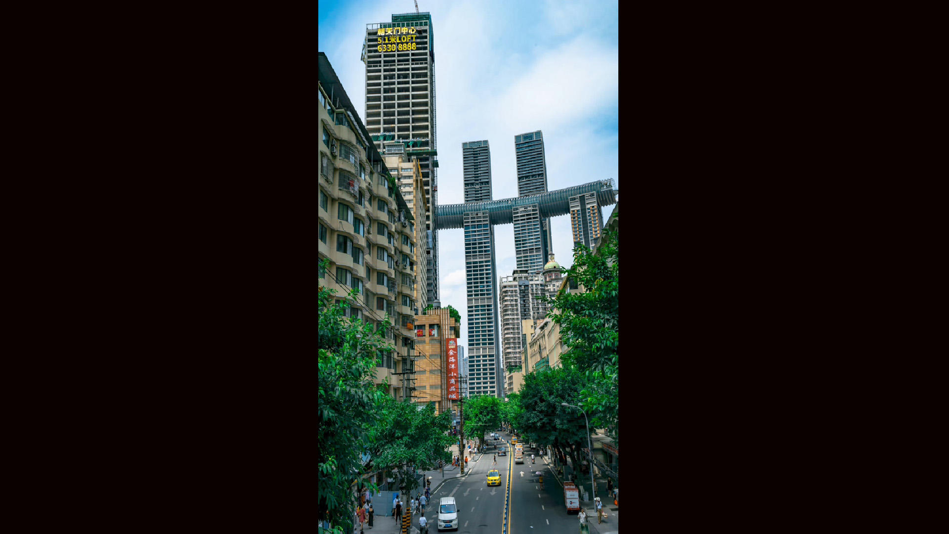 8K竖屏重庆地标来福士后街延时摄影视频的预览图