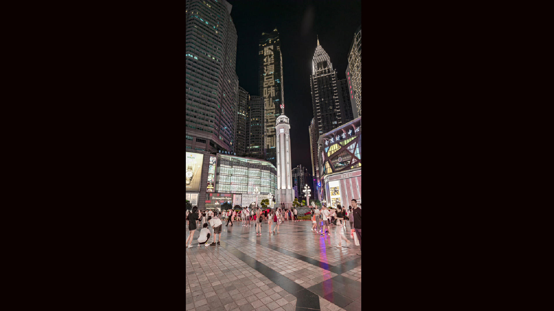 8K竖屏重庆解放碑步行街夜景人流延时视频的预览图