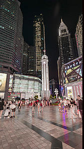 8K竖屏重庆解放碑步行街夜景人流延时视频的预览图
