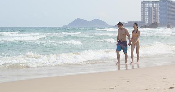 8K情侣手牵手在沙滩上散步视频的预览图