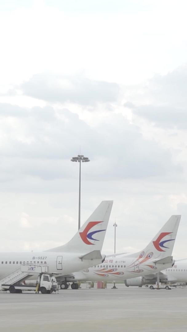 高清晰度实拍机场停放的飞机视频的预览图