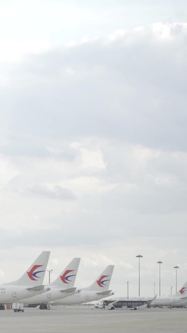 高清晰度实拍机场停放的飞机视频的预览图