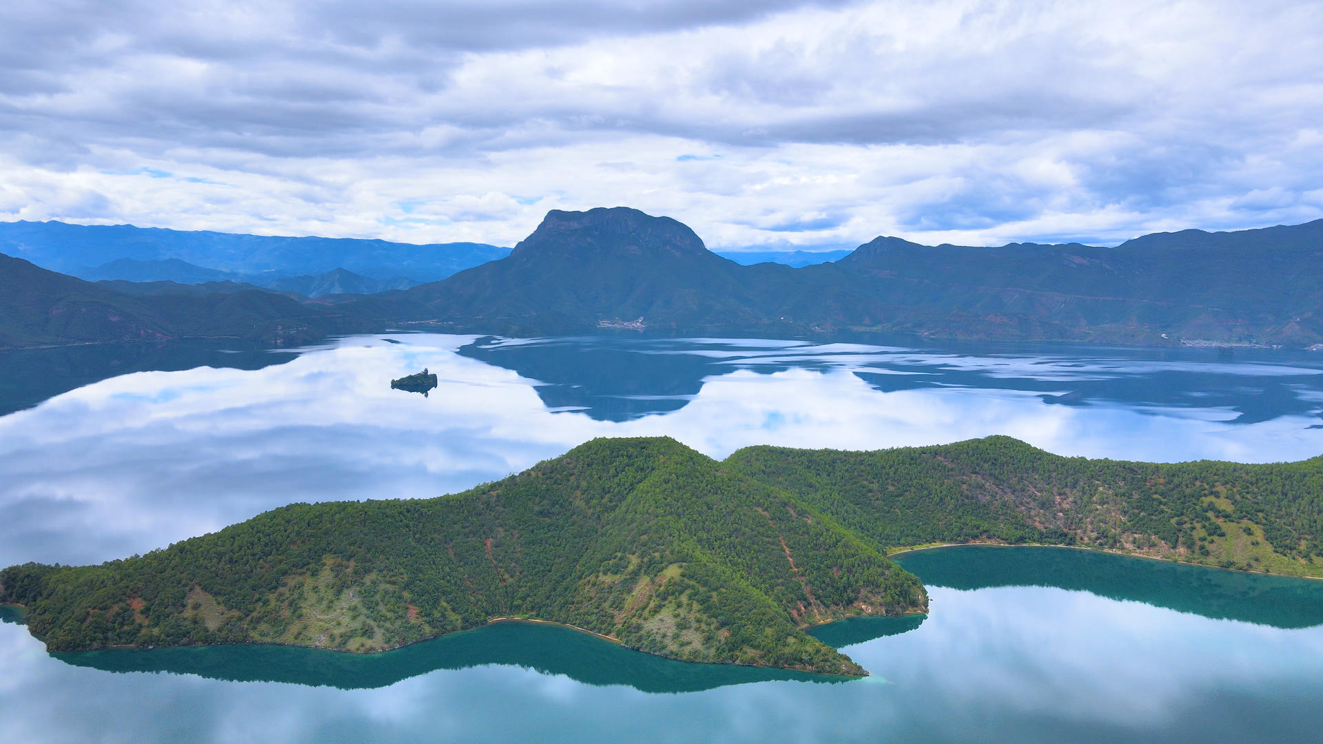 4K航拍淡水湖泊水资源自然风光视频的预览图