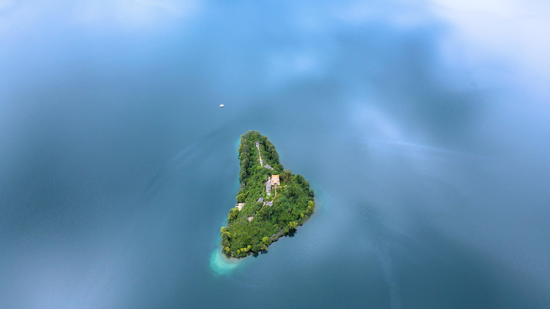 4K航拍湖心小岛世外桃源视频的预览图