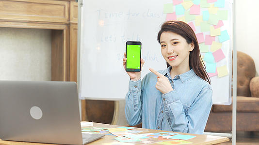 4k教育女性女老师远程教育手拿绿幕手机抠像视频视频的预览图
