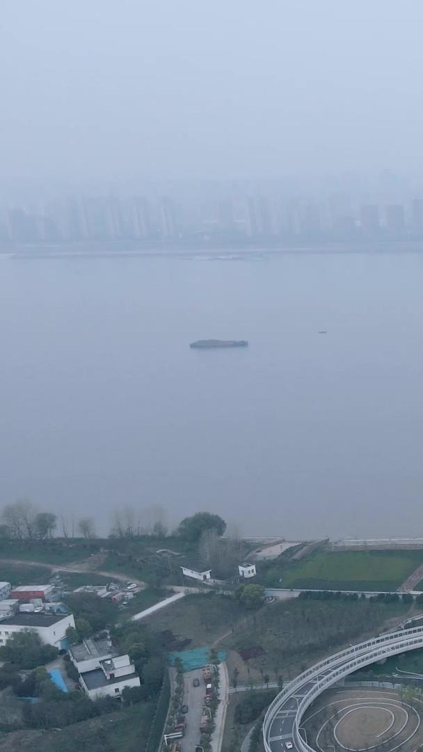 武汉杨泗港长江大桥航拍及交通视频素材视频的预览图