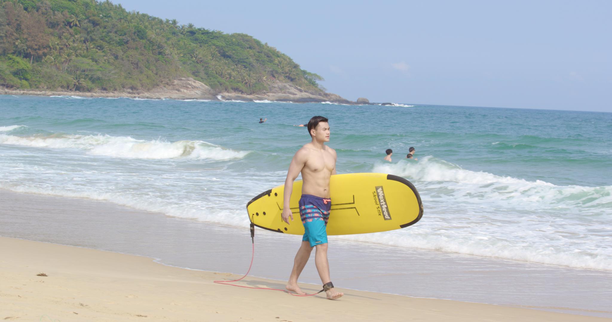 8K男青年抱着冲浪板走在沙滩上视频的预览图