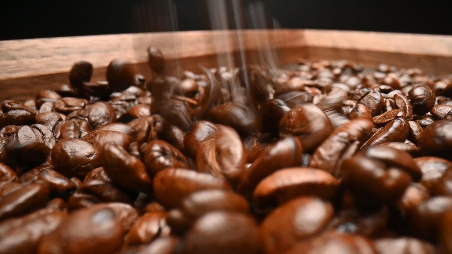 升格咖啡豆掉落玻璃盘视频的预览图