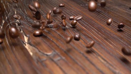 升格咖啡豆掉落木板视频的预览图