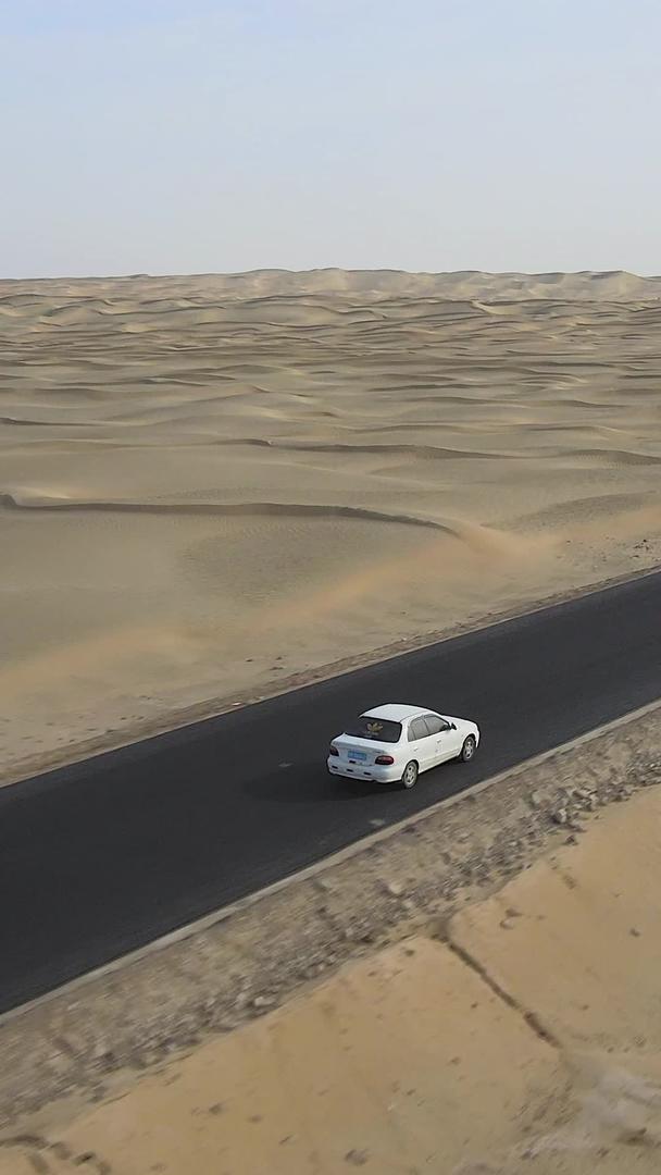 在新疆喀什沙漠中飞驰的汽车航拍视频的预览图