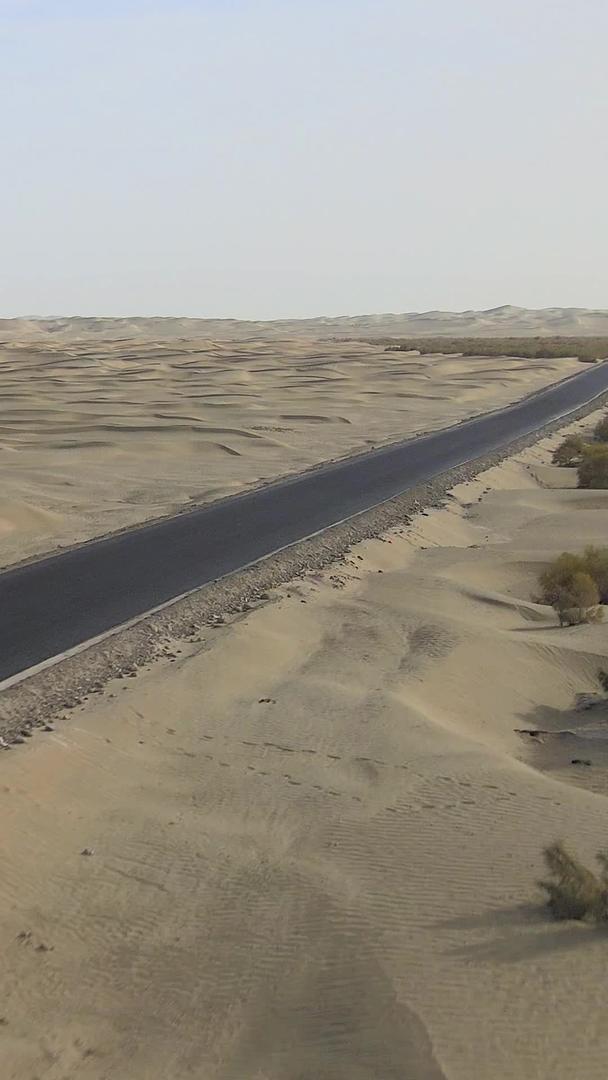 在新疆喀什沙漠中飞驰的汽车航拍视频的预览图