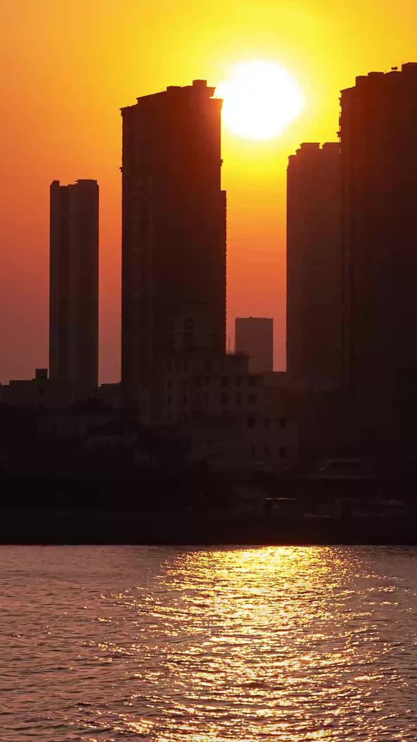 延迟拍摄城市海边日落剪影视频的预览图
