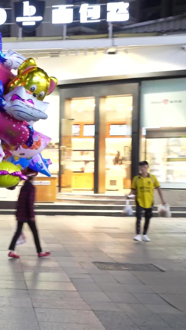 夜生活商圈卖气球的商贩【这个视频没有肖像权请勿商业使用】视频的预览图