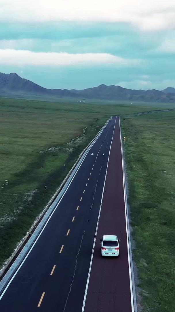 自驾游私家车在高速公路上行驶视频的预览图