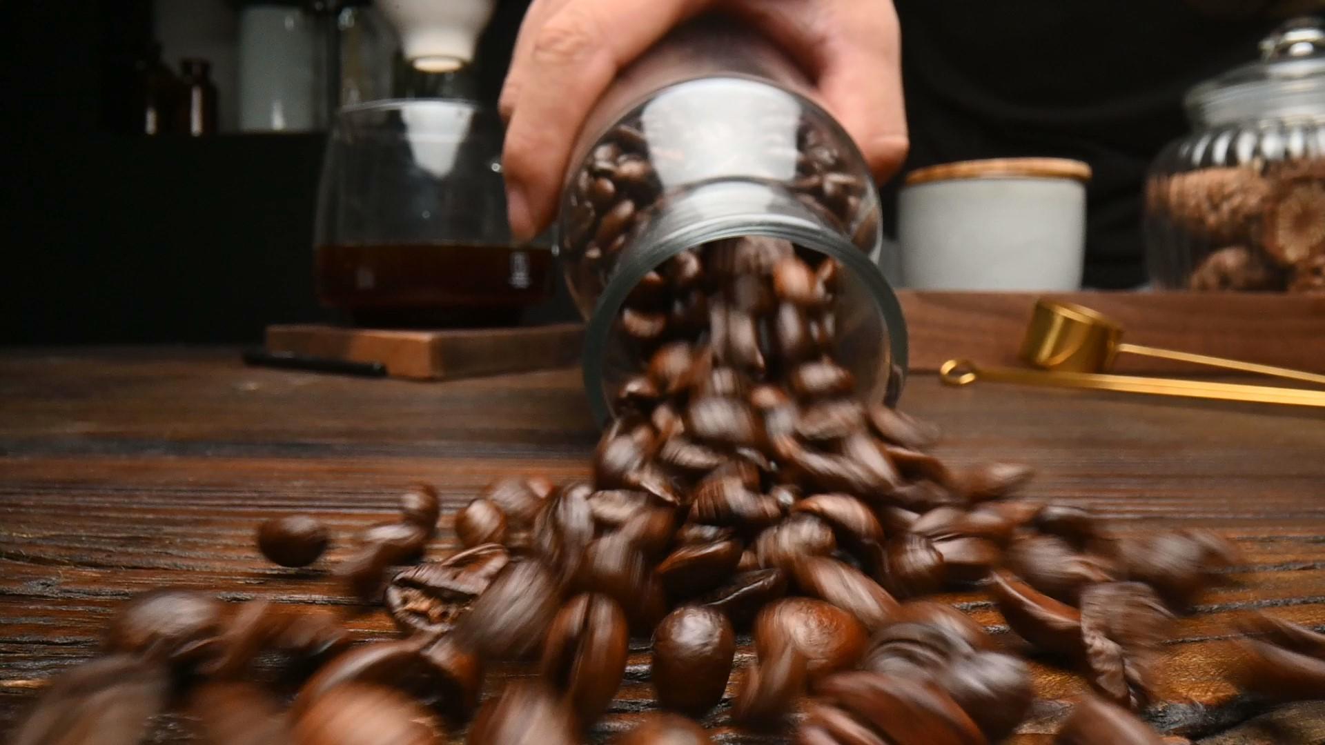 升格咖啡豆正面倒出视频的预览图