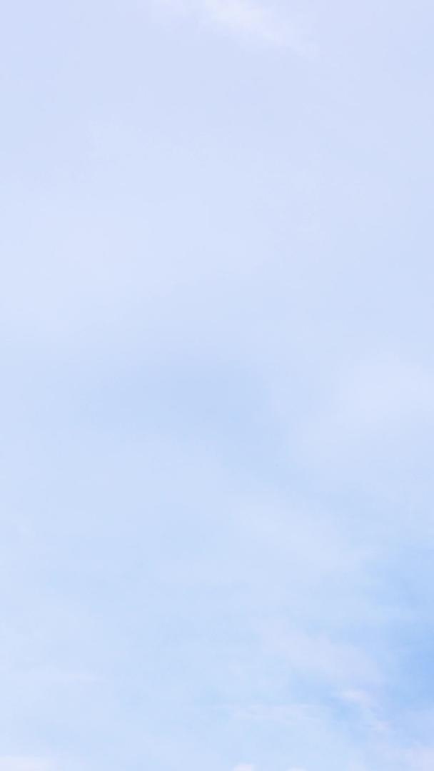 蓝天白云延时摄影实拍视频视频的预览图