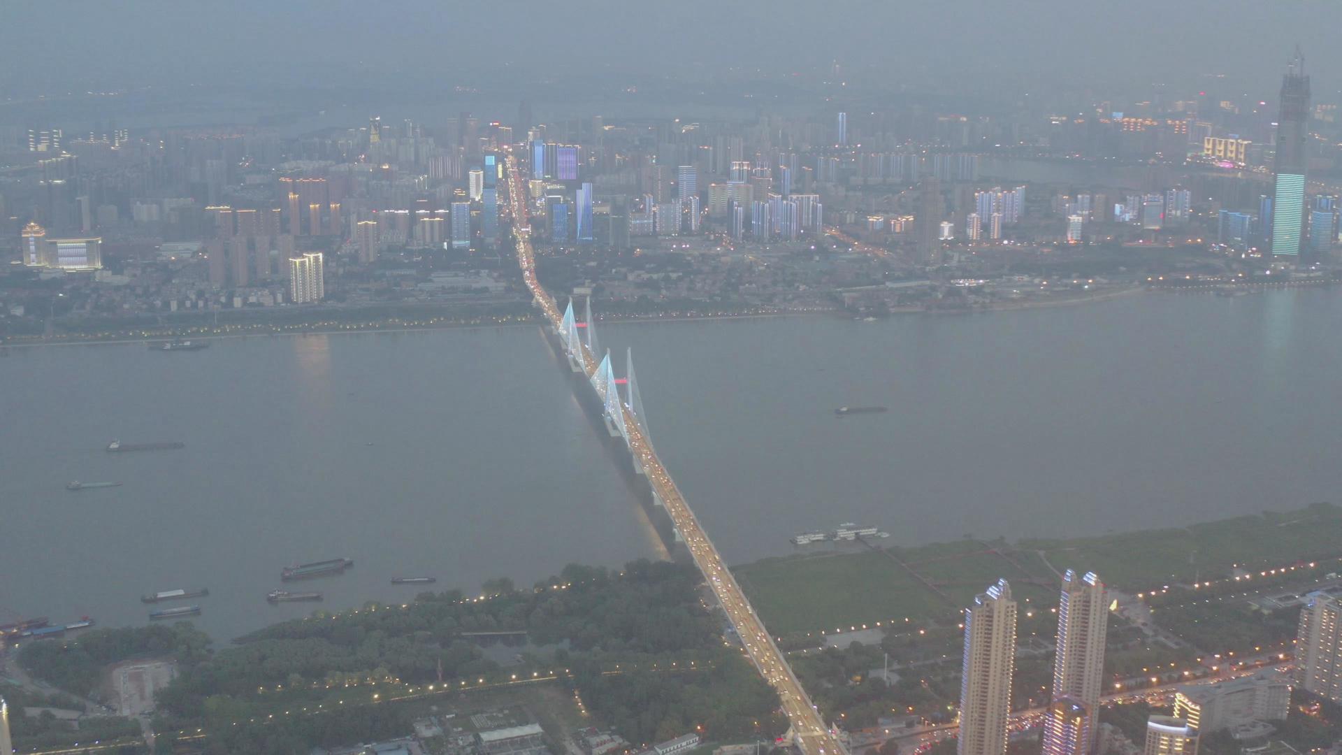 航拍武汉长江二桥和城市灯光秀视频的预览图