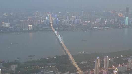 航拍武汉长江二桥和城市灯光秀视频的预览图