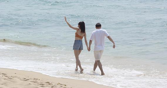 8K情侣手牵手在沙滩上开心散步视频的预览图