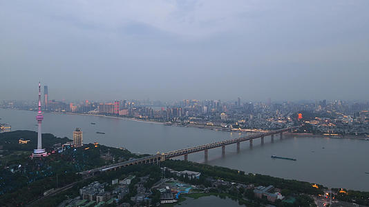 航拍延时摄影日转夜城市风光武汉地标长江大桥黄鹤楼素材视频的预览图