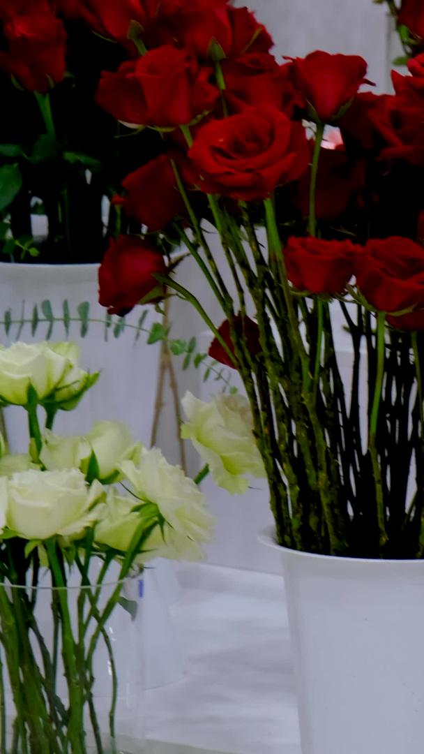 情人节花店卖各种颜色的玫瑰视频的预览图