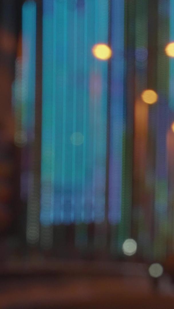 城市第一视角夜景照明道路武汉晴川桥虚焦梦幻光斑背景交通流量材料视频的预览图