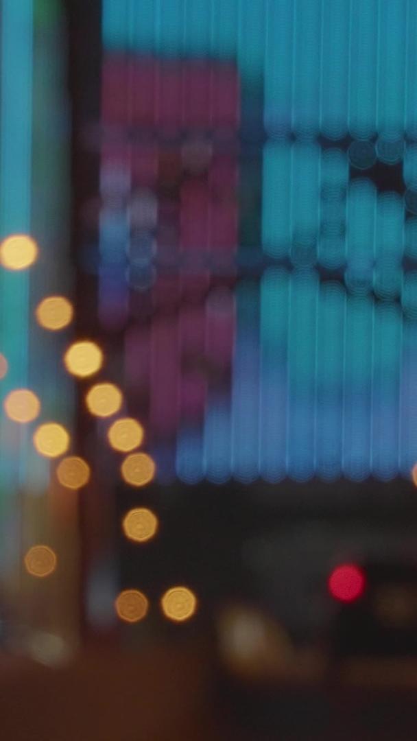 城市第一视角夜景照明道路武汉晴川桥虚焦梦幻光斑背景交通流量材料视频的预览图