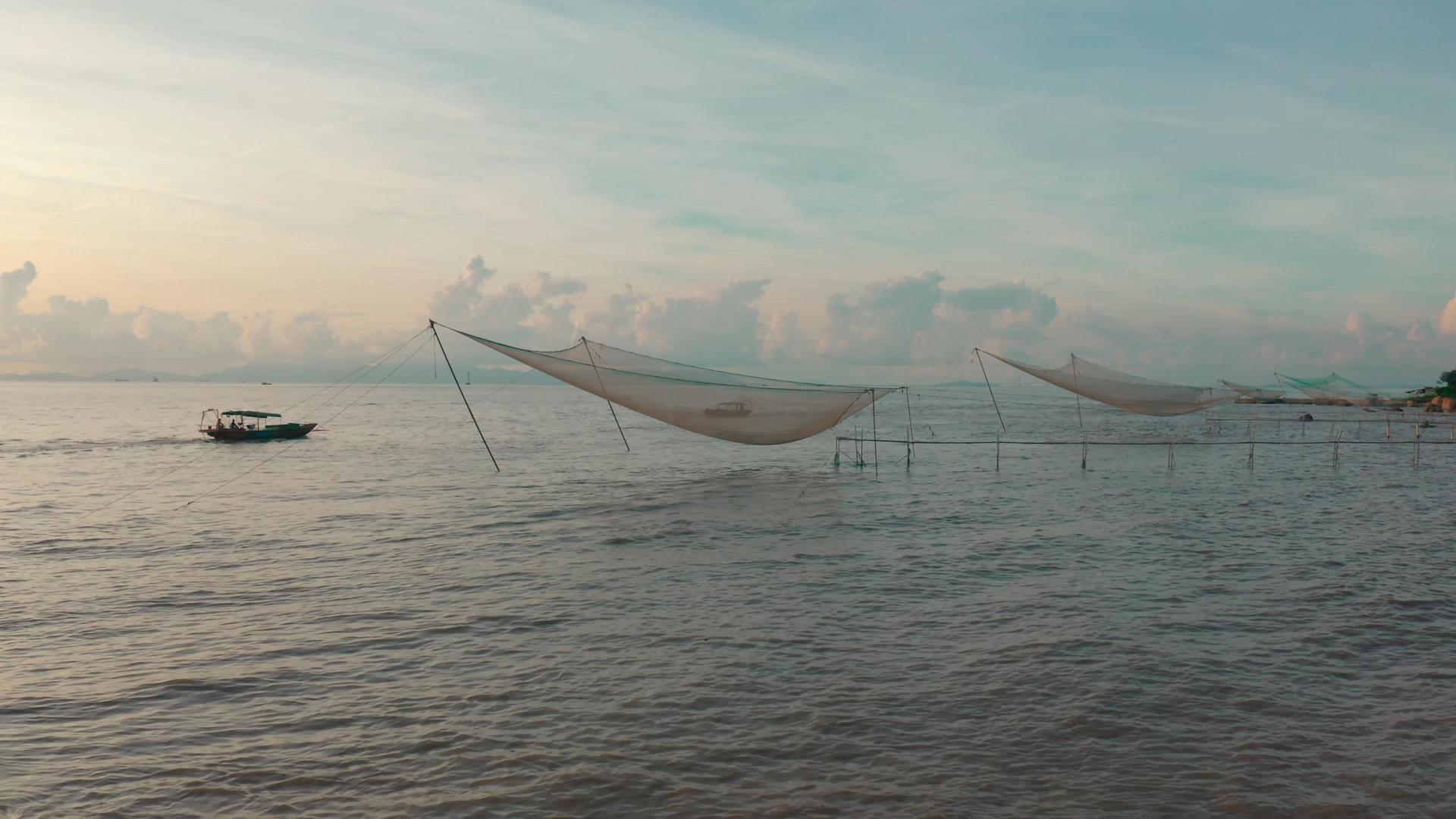 渔船晒鱼网空境场景视频的预览图