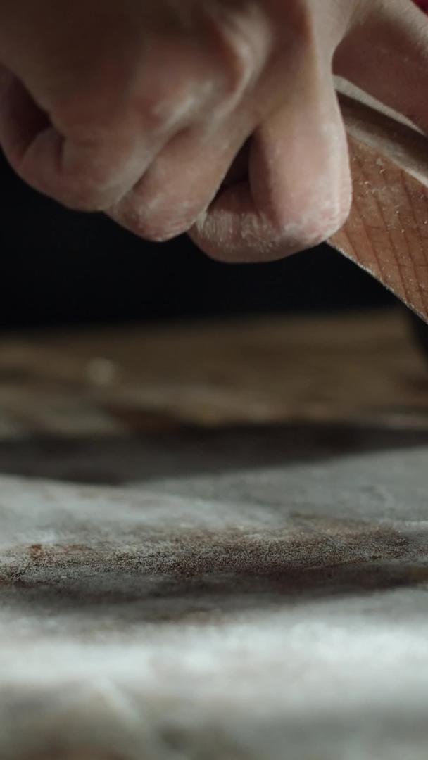 传统节日手工模具制作月饼视频的预览图