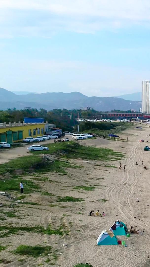 游客在双月湾沙滩上视频的预览图