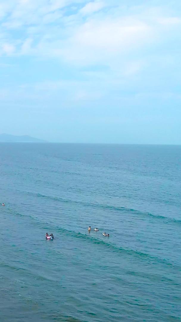 游客在双月湾沙滩上视频的预览图