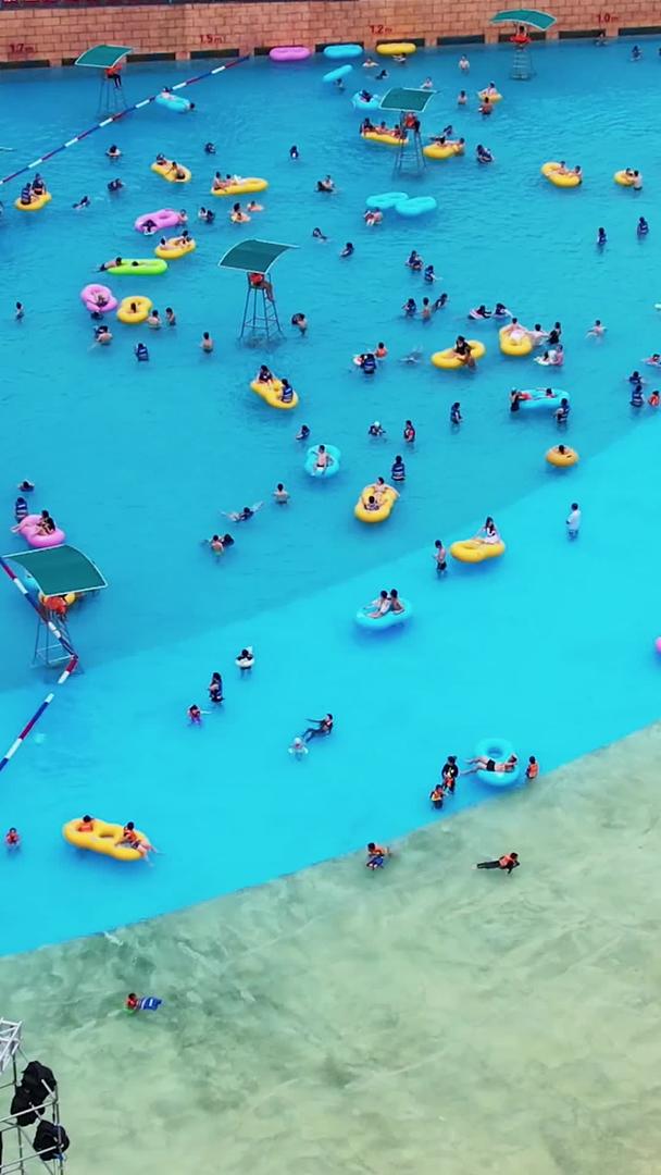 航拍城市夏季降温亲子欢乐游泳冲浪材料视频的预览图