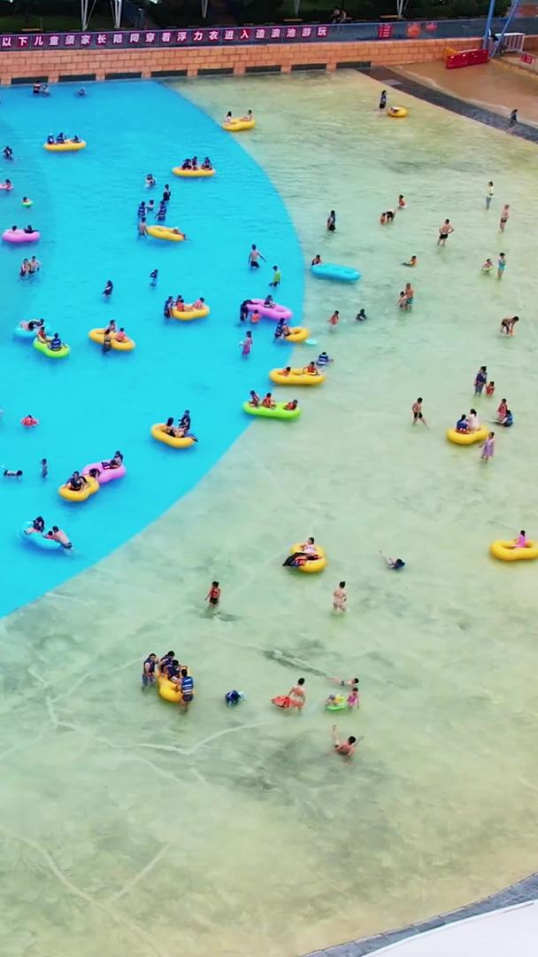 航拍城市夏季降温亲子欢乐游泳冲浪材料视频的预览图
