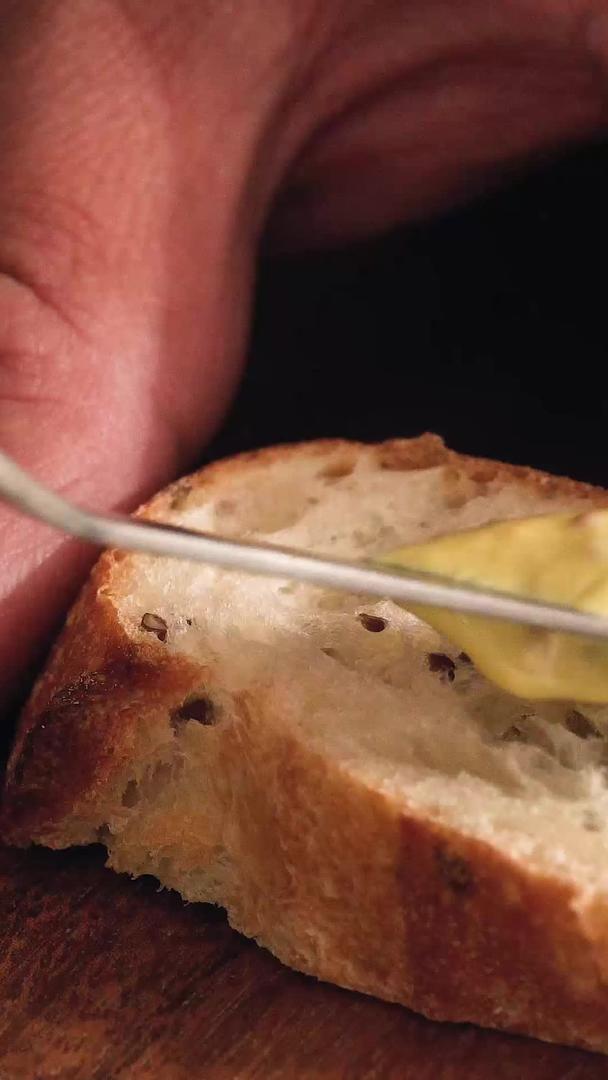 早饭切片面包抹酱视频的预览图