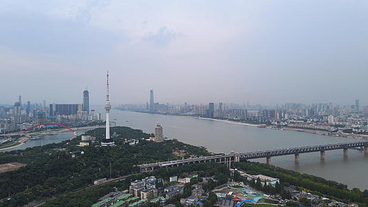 航拍风光城市武汉地标长江与汉江交汇处江景桥梁素材视频的预览图