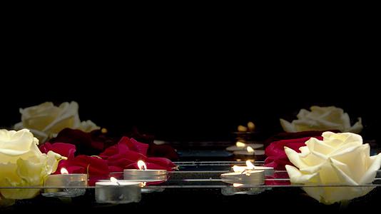 蜡烛和玫瑰在水中游泳视频的预览图