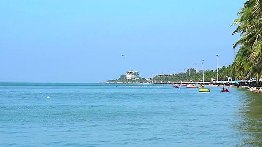 香蕉船和海鸟停泊在桑沙滩附近视频的预览图