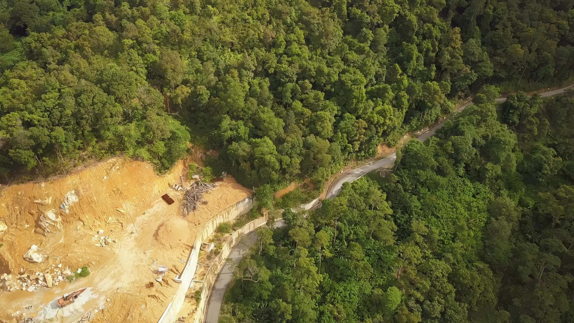 观看Asia国家绿林旁的空中建筑工程视频的预览图
