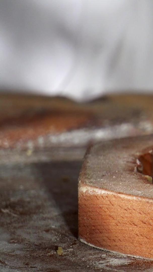 实拍中秋磨具制作月饼视频的预览图