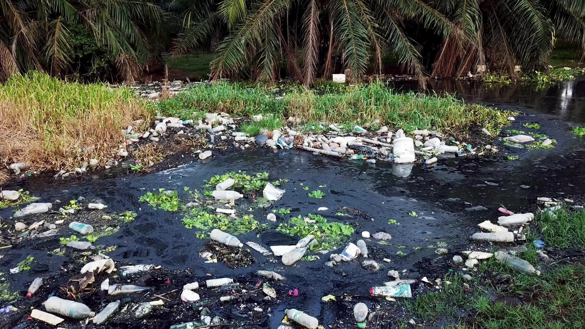 在被污染的黑河上移动视频的预览图