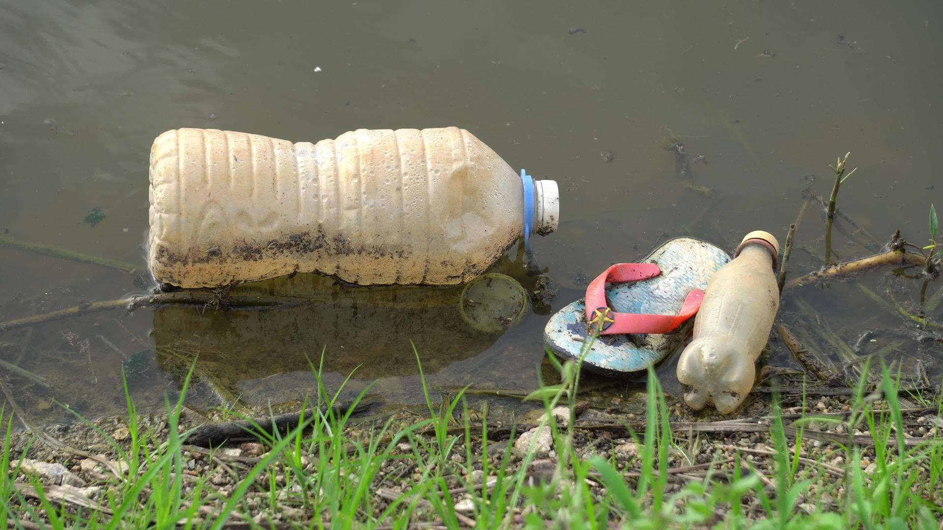 垃圾塑料瓶和罐体视频的预览图