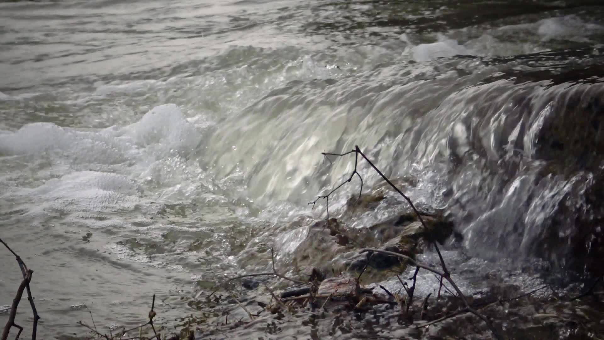 水从脏水、天然水和河流生态迅速流出视频的预览图