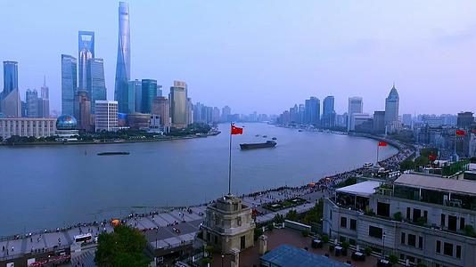 上海陆家嘴CBD清晨航拍视频的预览图