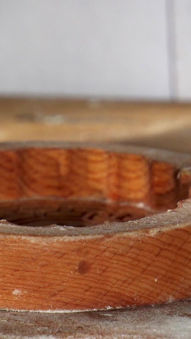 实拍中秋磨具制作月饼视频的预览图